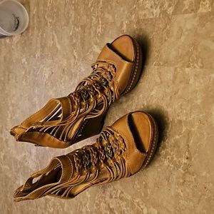 Open toe platform sandals size 7